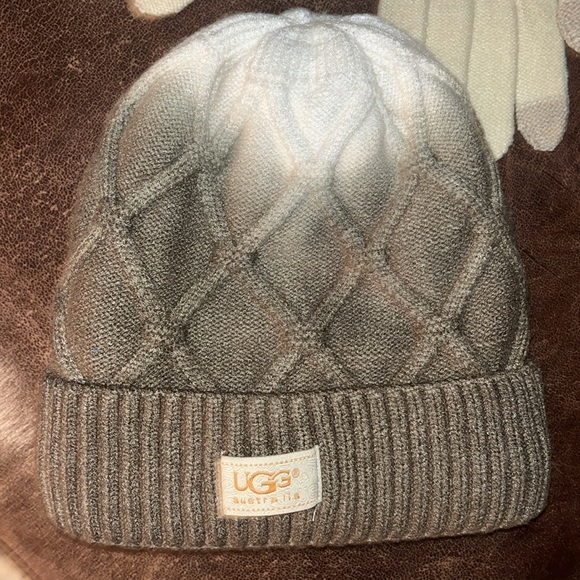 Cable Knit Green Color Fade to Cream Beanie & Touch Screen Glove Set by UGGs Aus - Picture 2 of 4